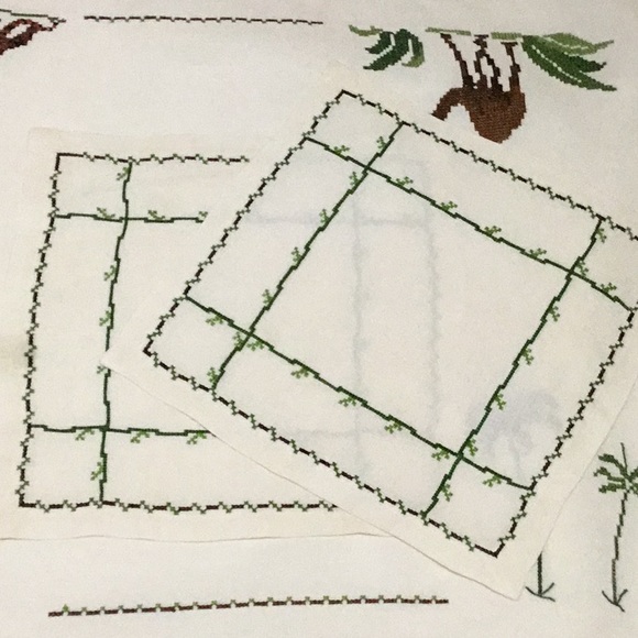Vintage Embroidered Animal Table Coverings. 32 pcs - Picture 3 of 7